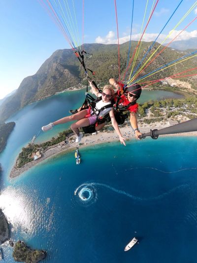 Tandem uçuş kalkışı için hazırlanan pilot